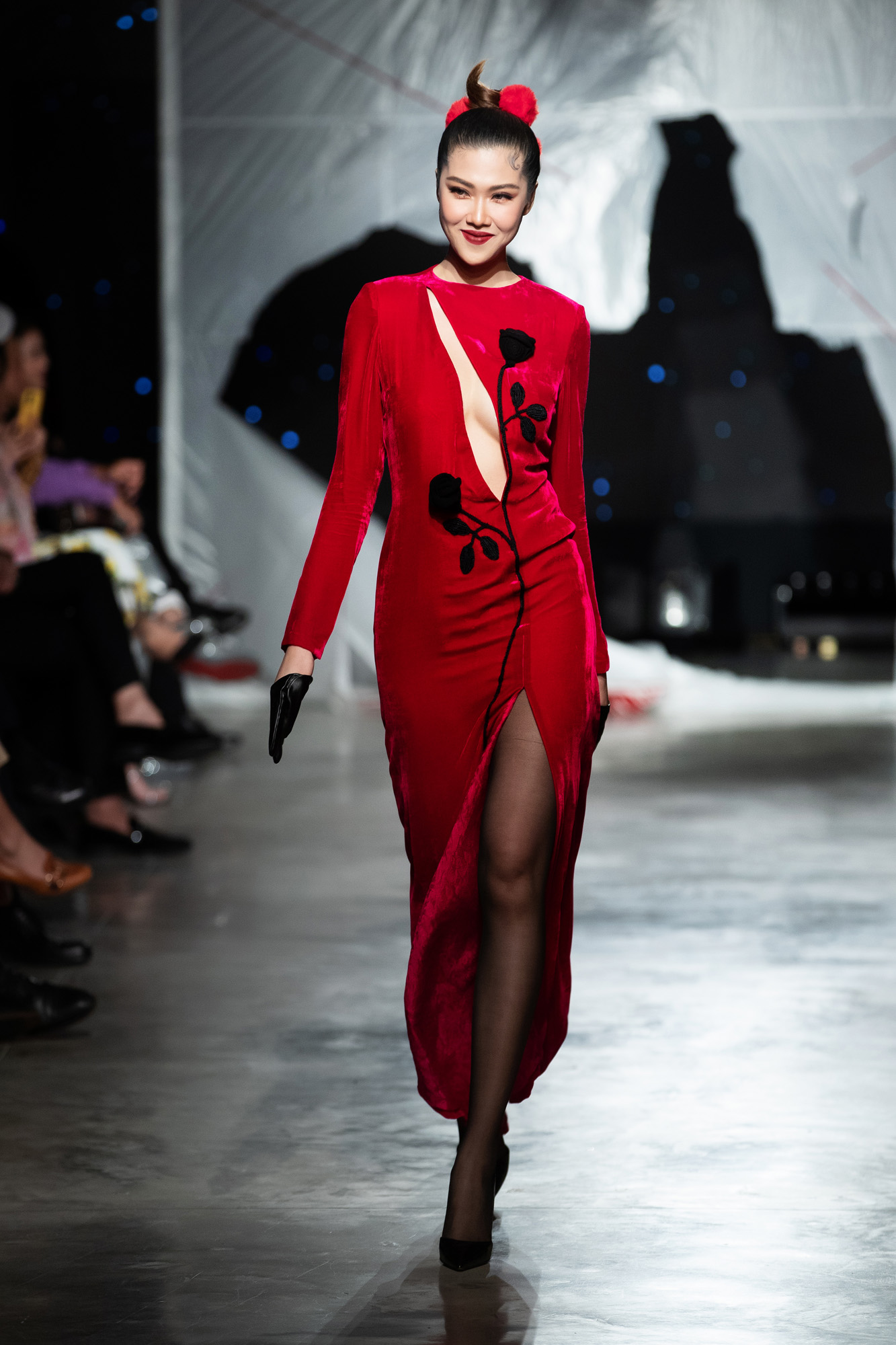 Mix & Phối - Phương Mai khoe tài múa cột, catwalk tuột cả quai giày nhưng vẫn đầy thần thái tại ngày cuối Fashion Festival - chanvaydep.net 2 Mix & Phối - Phương Mai khoe tài múa cột, catwalk tuột cả quai giày nhưng vẫn đầy thần thái tại ngày cuối Fashion Festival - chanvaydep.net 2