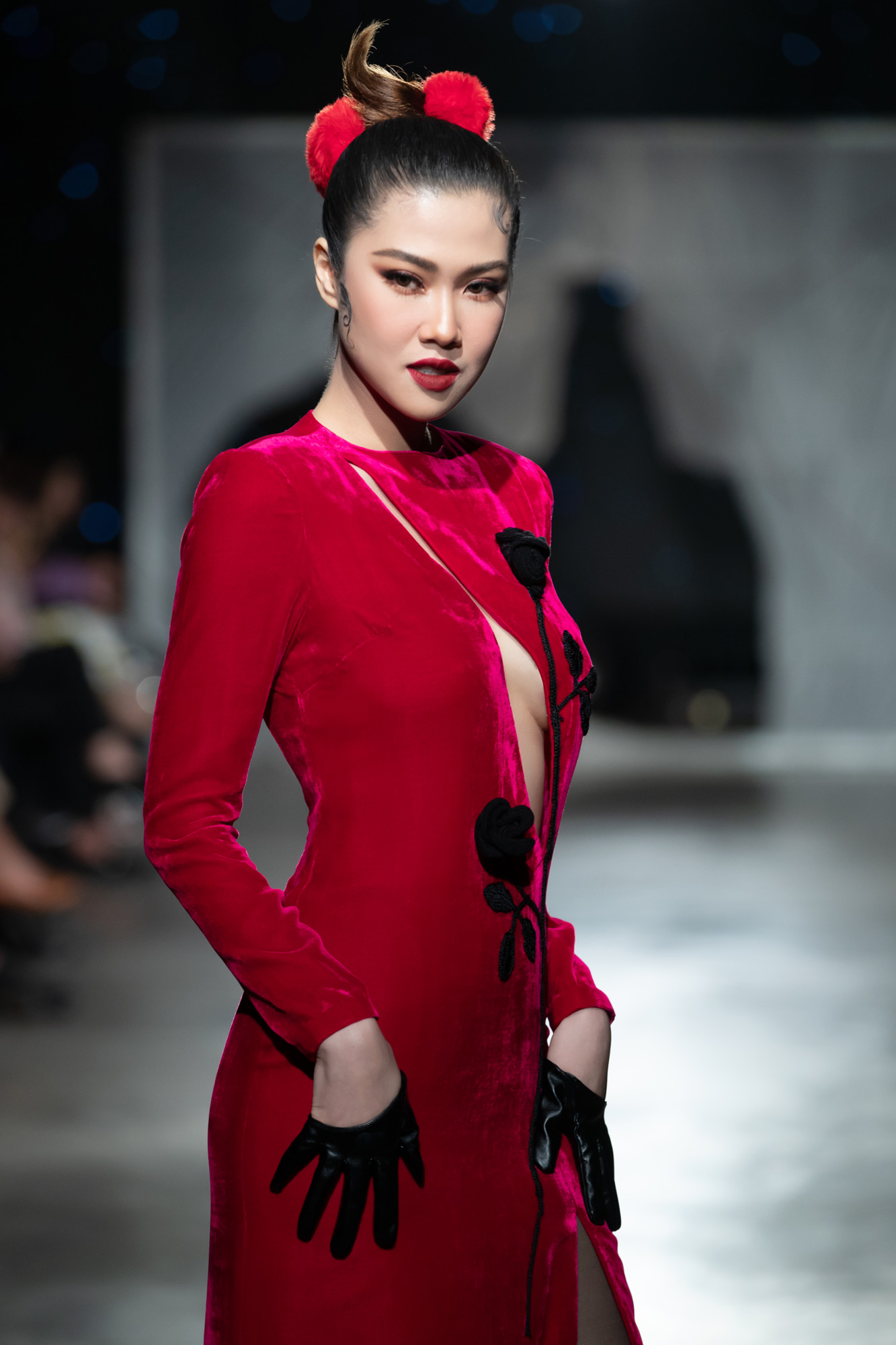 Mix & Phối - Phương Mai khoe tài múa cột, catwalk tuột cả quai giày nhưng vẫn đầy thần thái tại ngày cuối Fashion Festival - chanvaydep.net 1 Mix & Phối - Phương Mai khoe tài múa cột, catwalk tuột cả quai giày nhưng vẫn đầy thần thái tại ngày cuối Fashion Festival - chanvaydep.net 1