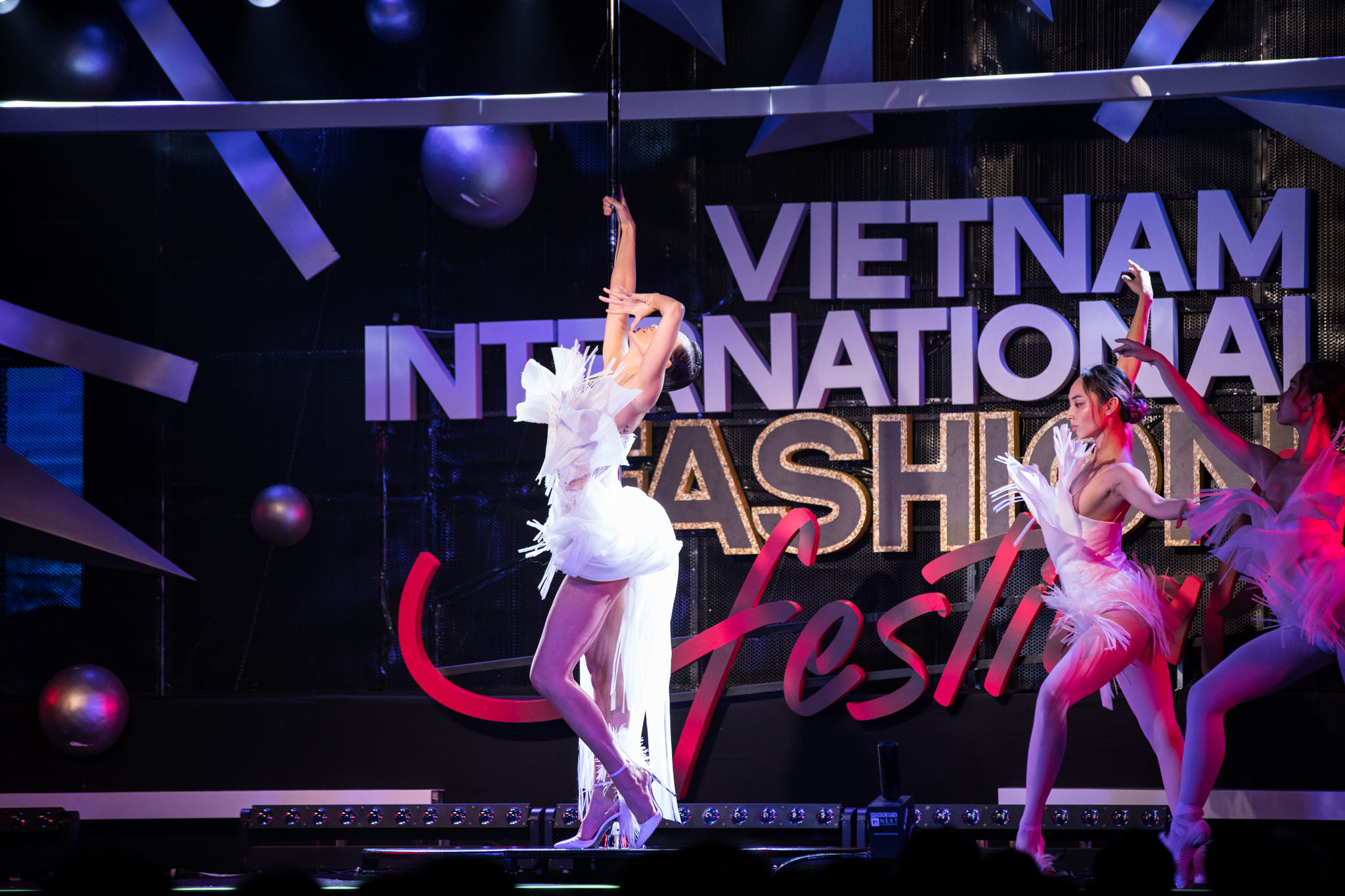 Phương Mai hóa thân thành vũ công múa cột, Võ Hoàng Yến nhảy múa tung tăng trên sàn rumway ngày cuối Fashion Festival - Ảnh 7. Phương Mai hóa thân thành vũ công múa cột, Võ Hoàng Yến nhảy múa tung tăng trên sàn rumway ngày cuối Fashion Festival - Ảnh 7.