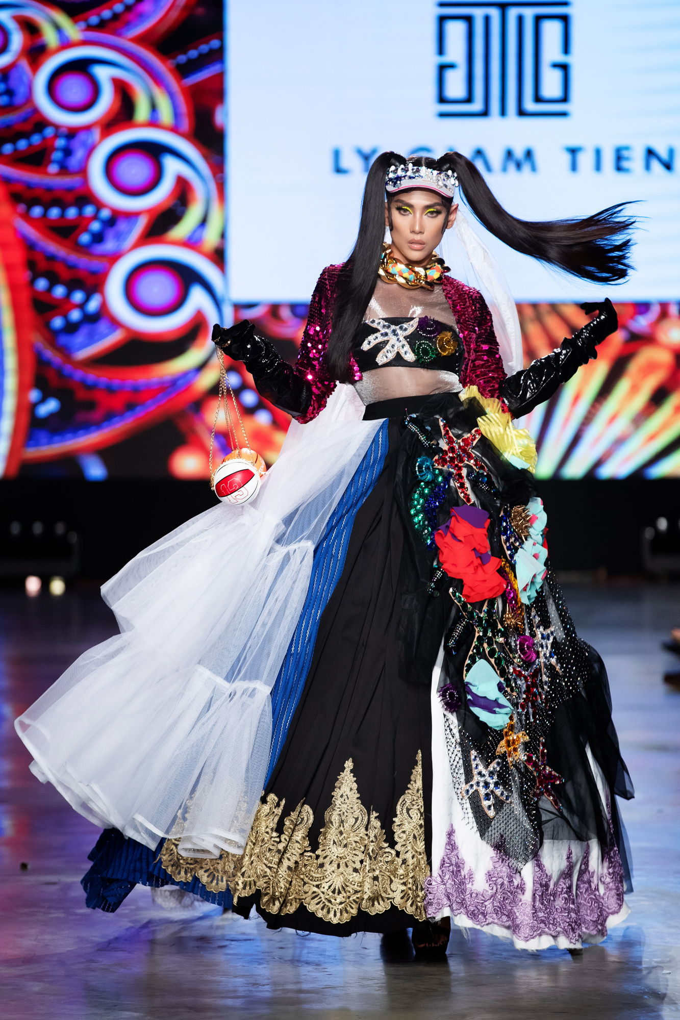Mix & Phối - Phương Mai khoe tài múa cột, catwalk tuột cả quai giày nhưng vẫn đầy thần thái tại ngày cuối Fashion Festival - chanvaydep.net 3 Mix & Phối - Phương Mai khoe tài múa cột, catwalk tuột cả quai giày nhưng vẫn đầy thần thái tại ngày cuối Fashion Festival - chanvaydep.net 3