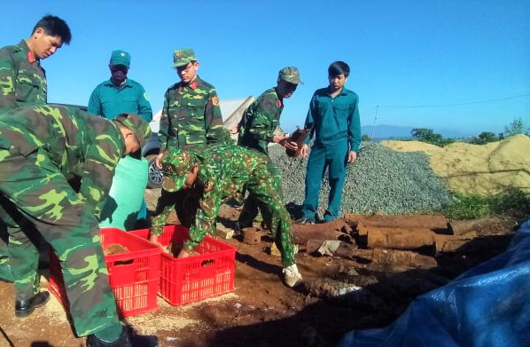 Đào móng xây nhà, tá hỏa phát hiện gần 1 tấn bom mìn - Ảnh 2.