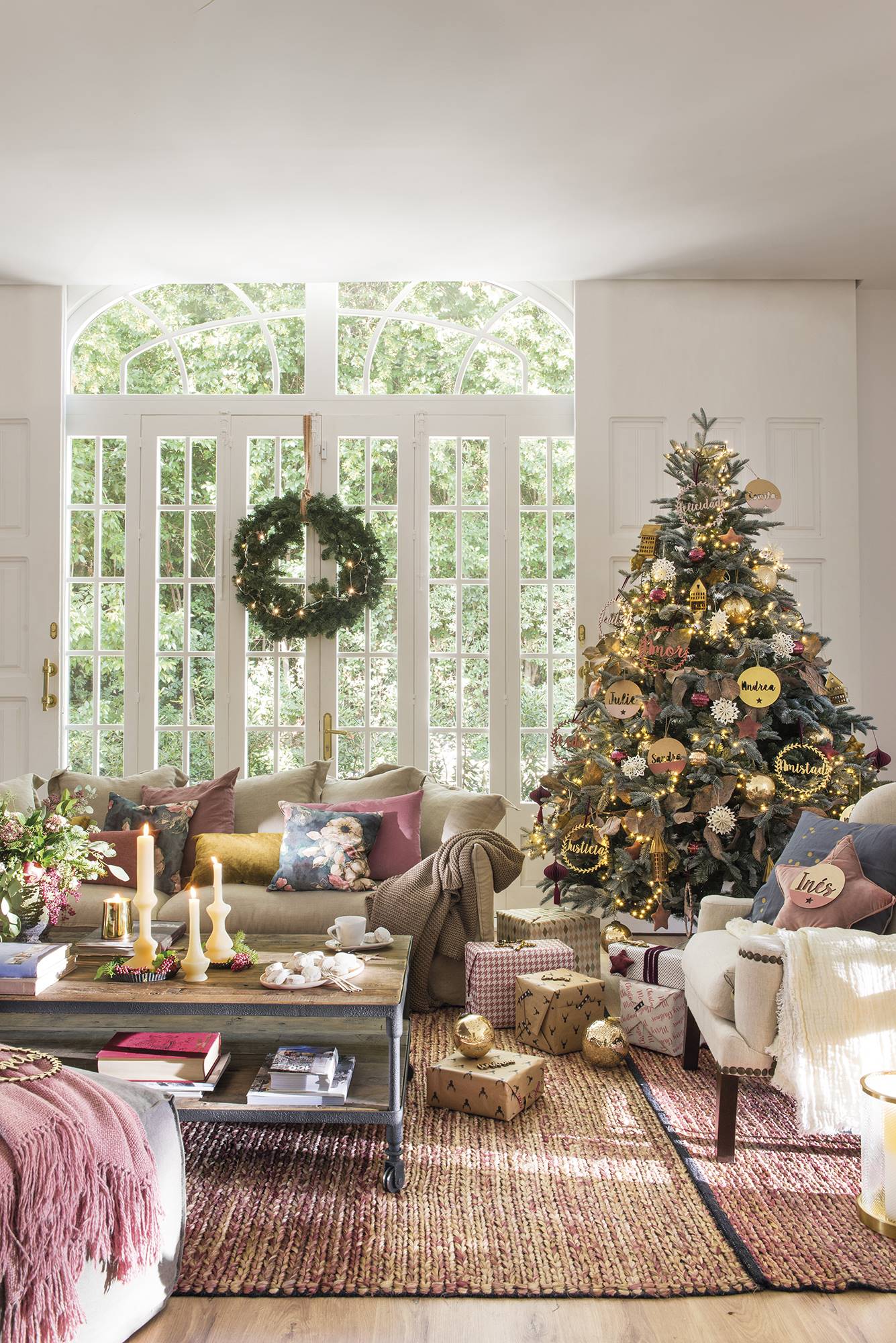 Căn nhà nổi bật với màu mận chín ấm áp, dịu dàng trang trí Giáng sinh - Ảnh 3.