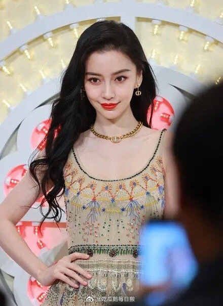 Đọ dáng bên cạnh đàn em kém 3 tuổi, Angelababy chứng tỏ nhan sắc vượt trội cùng thần thái đỉnh cao - Ảnh 4.