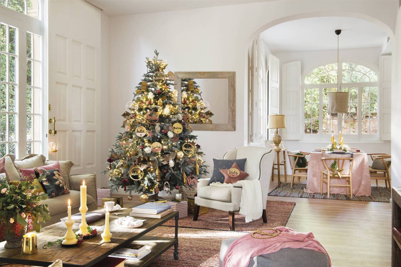 Căn nhà nổi bật với màu mận chín ấm áp, dịu dàng trang trí Giáng sinh - Ảnh 2.