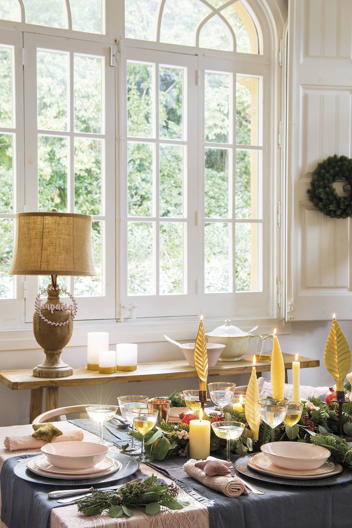 Căn nhà nổi bật với màu mận chín ấm áp, dịu dàng trang trí Giáng sinh - Ảnh 4.