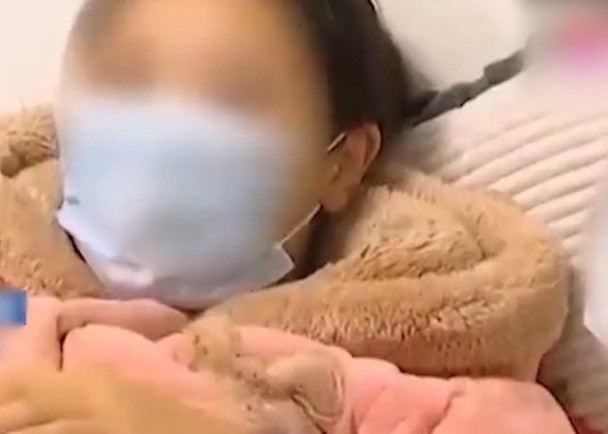 Sau sinh mấy tuần thấy có mùi hôi khó chịu, bà mẹ đi khám thì phát hiện thứ kinh khủng màu đen được lấy ra từ cơ thể