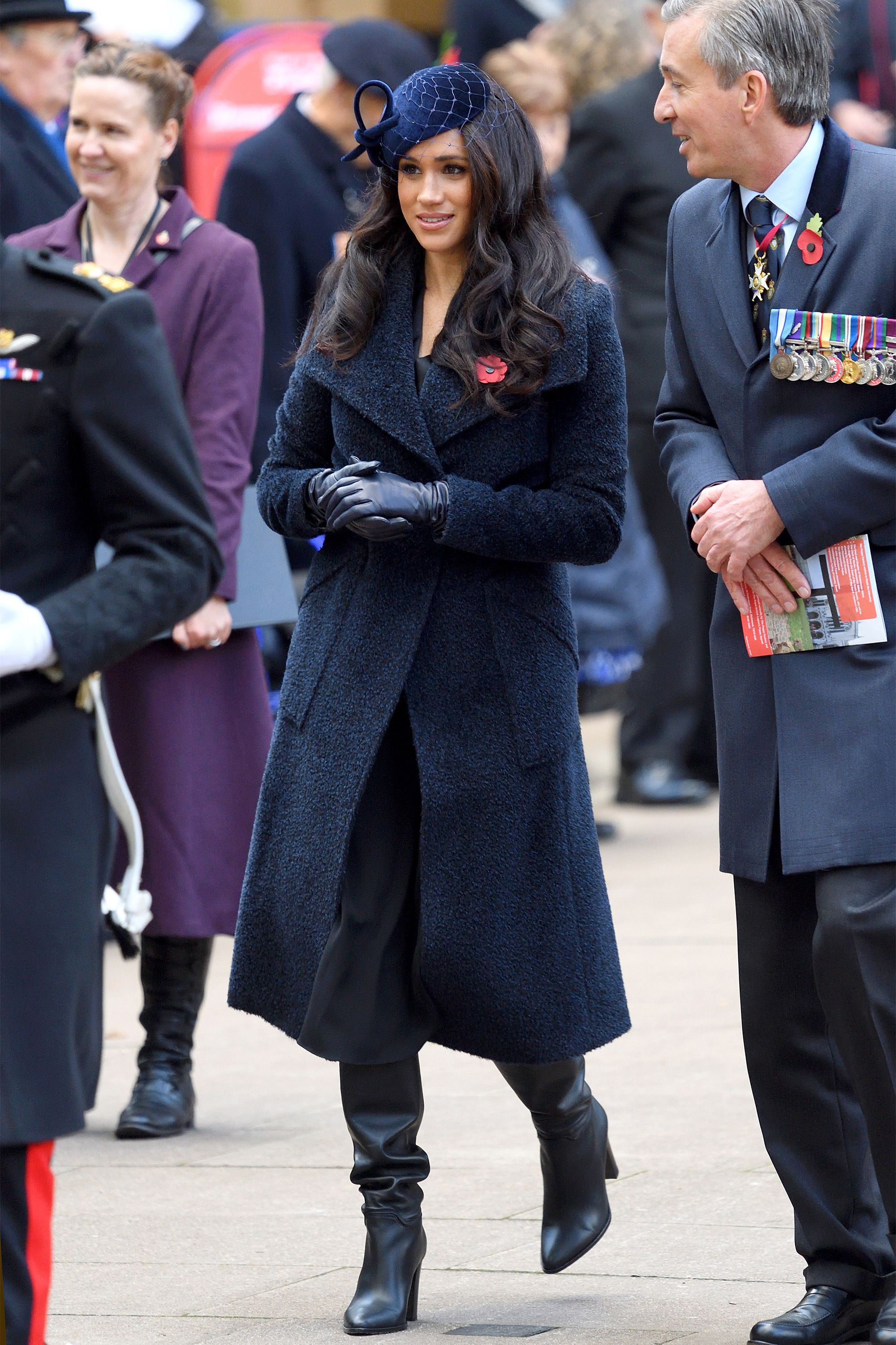 Meghan Markle hóa ra là cao thủ diện áo khoác dáng dài, xem mà học được 11 outfit để style sang như người Hoàng gia - Ảnh 4. Meghan Markle hóa ra là cao thủ diện áo khoác dáng dài, xem mà học được 11 outfit để style sang như người Hoàng gia - Ảnh 4.