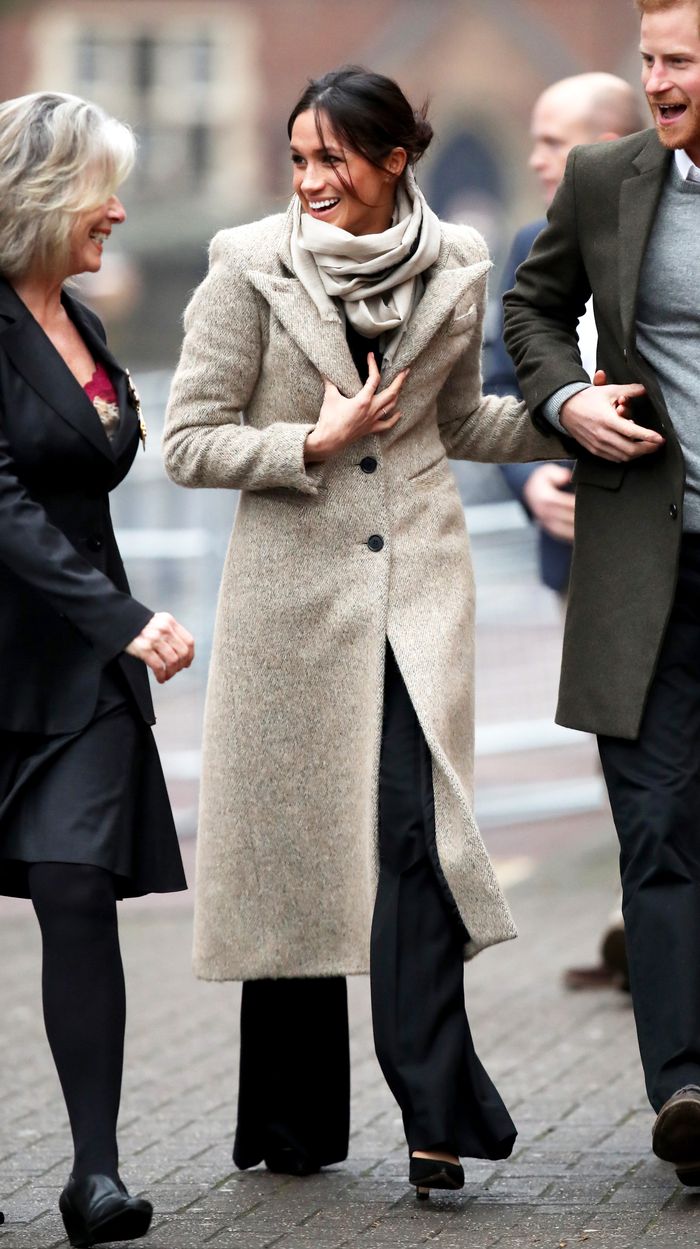 Meghan Markle hóa ra là cao thủ diện áo khoác dáng dài, xem mà học được 11 outfit để style sang như người Hoàng gia - Ảnh 7. Meghan Markle hóa ra là cao thủ diện áo khoác dáng dài, xem mà học được 11 outfit để style sang như người Hoàng gia - Ảnh 7.