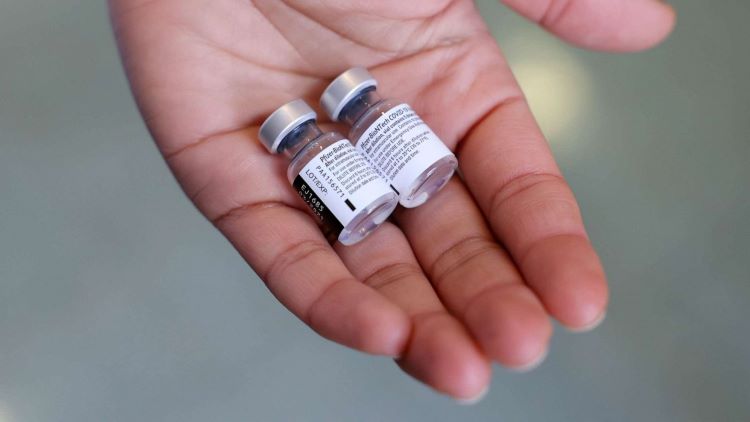 Y tá Mỹ dương tính với SARS-CoV-2 sau khi tiêm vaccine - Ảnh 1.