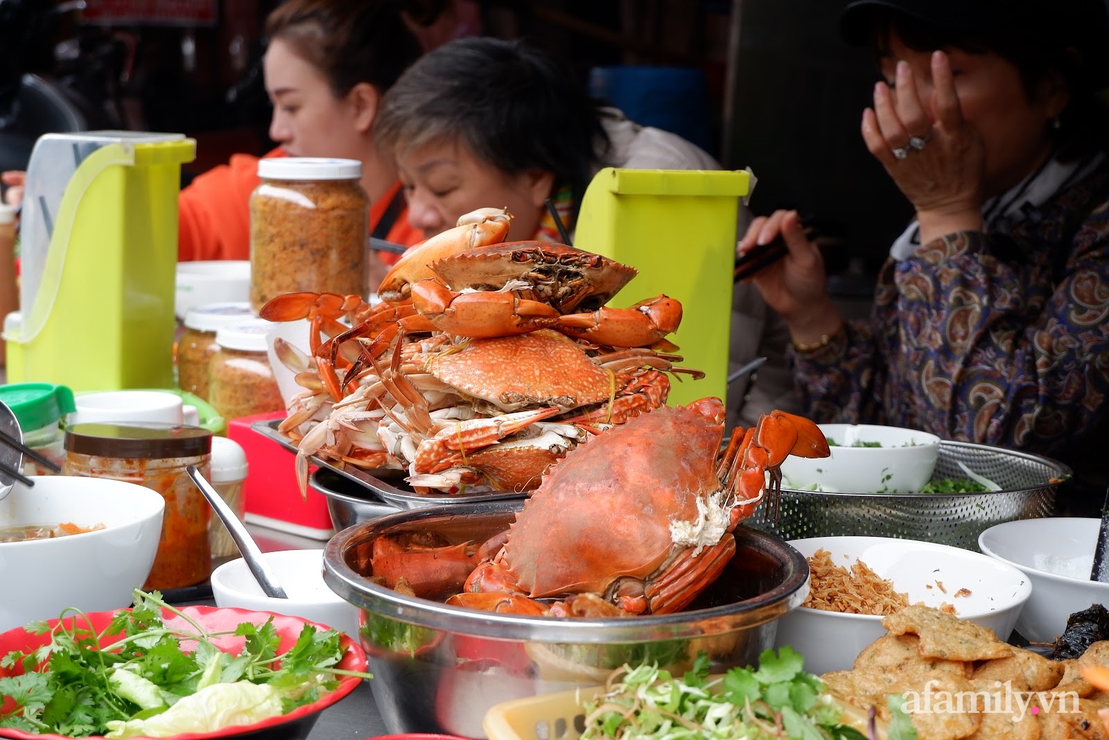 Ghé khu chợ &quot;thiên đường&quot; của đất Cảng để thưởng thức không sót món đặc sản nào, lại xách về đủ hải sản tươi sống, giá dù đắt hơn vẫn được yêu thích chỉ vì lý do đơn giản này - Ảnh 2.