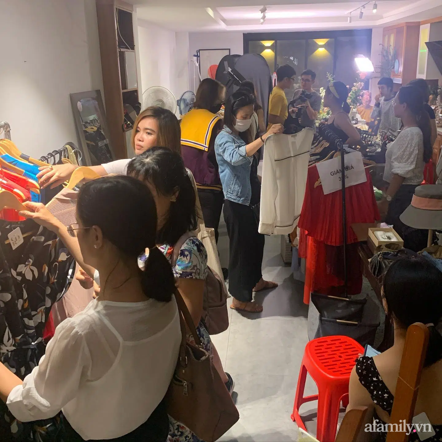 Đ&acirc;y l&agrave; 6 nh&oacute;m kh&aacute;ch h&agrave;ng đang ng&agrave;y ng&agrave;y chi tiền cho đồ second-hand từ chia sẻ của fouder thương hiệu k&yacute; gửi cao cấp nổi tiếng ở S&agrave;i G&ograve;n - Ảnh 3.