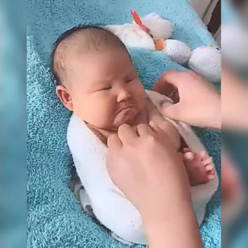 Đưa con đi chụp ảnh đầy tháng, biểu cảm "quạu toàn tập" của em bé khiến ai cũng buồn cười