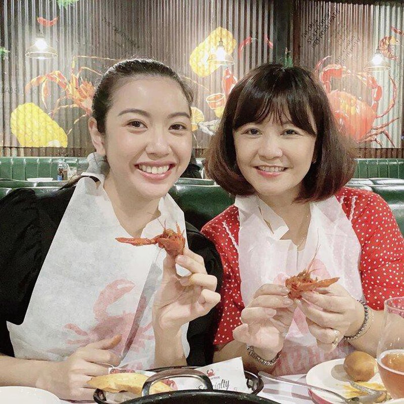 4 bà mẹ chồng trẻ đẹp, sành điệu nhất Vbiz: Đứng cạnh con dâu nhìn như "chị chị em em" - Ảnh 12. 4 bà mẹ chồng trẻ đẹp, sành điệu nhất Vbiz: Đứng cạnh con dâu nhìn như "chị chị em em" - Ảnh 12.