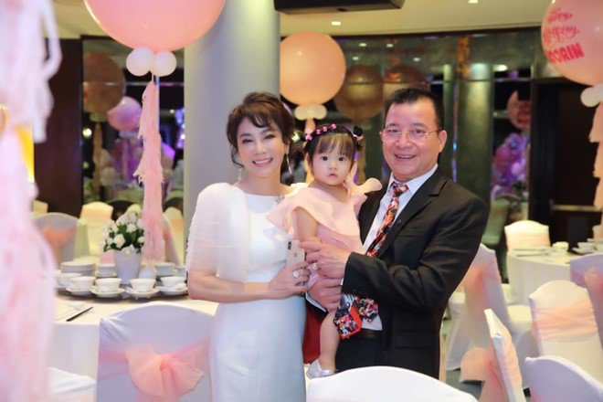 4 bà mẹ chồng trẻ đẹp, sành điệu nhất Vbiz: Đứng cạnh con dâu nhìn như "chị chị em em" - Ảnh 8. 4 bà mẹ chồng trẻ đẹp, sành điệu nhất Vbiz: Đứng cạnh con dâu nhìn như "chị chị em em" - Ảnh 8.