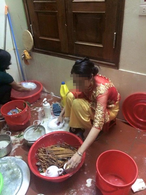 Chưa thay váy cưới họ hàng đã sai dâu mới đi rửa bát, cô nhanh trí &quot;hoãn binh&quot;, nhưng lời nói lạnh tanh từ mẹ chồng khiến cô tê tái - Ảnh 1.