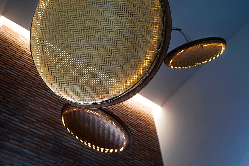 Căn nhà hai tầng đón nắng gió và cây xanh mang vẻ đẹp an yên giữa chốn thôn quê 201106spacestudiodesign8 16071625308132086814142 - Căn nhà hai tầng đón nắng gió và cây xanh mang vẻ đẹp an yên giữa chốn thôn quê