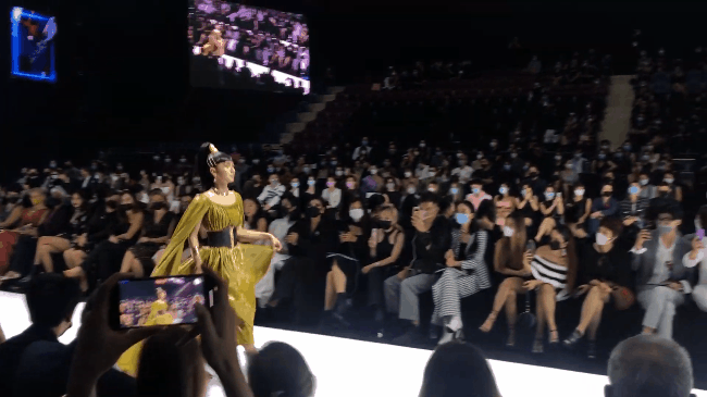 Lần thứ 2 Lynk Lee "mở màn" show : Cá tính, sắc lạnh ăn đứt lần "bánh bèo" lóng ngóng trước đây - Ảnh 2. Lần thứ 2 Lynk Lee "mở màn" show : Cá tính, sắc lạnh ăn đứt lần "bánh bèo" lóng ngóng trước đây - Ảnh 2.