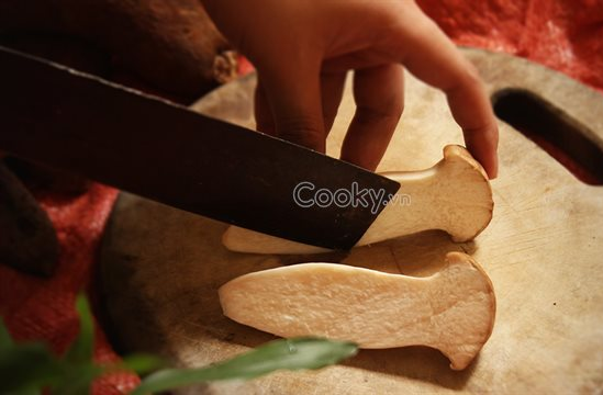Mách chị em cách chế biến một loại nấm: Buồn miệng thì có thể ăn vặt, đói bụng thì ăn cùng với cơm, kiểu gì cũng ngon "bá cháy"! - Ảnh 2.