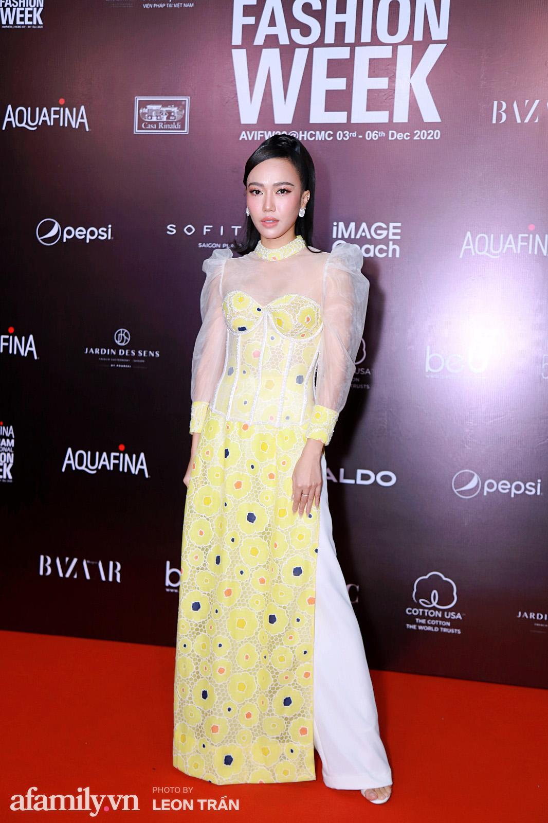Thảm đỏ Aquafina Vietnam International Fashion Week 2020 ngày 3: Nhã Phương trẻ xinh trong bộ ren trắng, Diệu Nhi nhìn khác lạ trong bộ áo dài cách tân - Ảnh 5. Thảm đỏ Aquafina Vietnam International Fashion Week 2020 ngày 3: Nhã Phương trẻ xinh trong bộ ren trắng, Diệu Nhi nhìn khác lạ trong bộ áo dài cách tân - Ảnh 5.