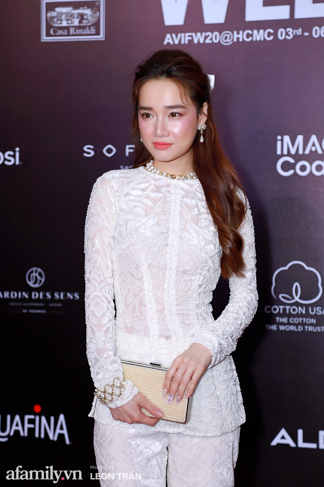 Thảm đỏ Aquafina Vietnam International Fashion Week 2020 ngày 3: Nhã Phương trẻ xinh trong bộ ren trắng, Diệu Nhi nhìn khác lạ trong bộ áo dài cách tân - Ảnh 2. Thảm đỏ Aquafina Vietnam International Fashion Week 2020 ngày 3: Nhã Phương trẻ xinh trong bộ ren trắng, Diệu Nhi nhìn khác lạ trong bộ áo dài cách tân - Ảnh 2.