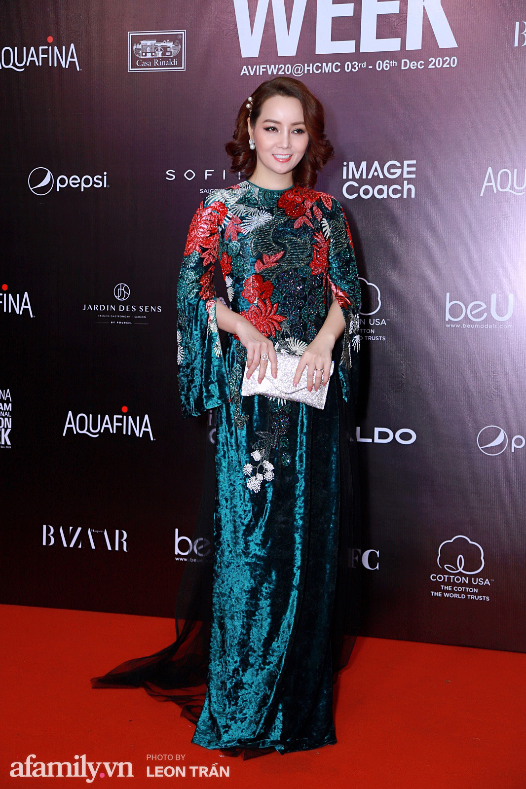 Thảm đỏ Aquafina Vietnam International Fashion Week 2020 ngày 3: Nhã Phương trẻ xinh trong bộ ren trắng, Diệu Nhi nhìn khác lạ trong bộ áo dài cách tân - Ảnh 9. Thảm đỏ Aquafina Vietnam International Fashion Week 2020 ngày 3: Nhã Phương trẻ xinh trong bộ ren trắng, Diệu Nhi nhìn khác lạ trong bộ áo dài cách tân - Ảnh 9.