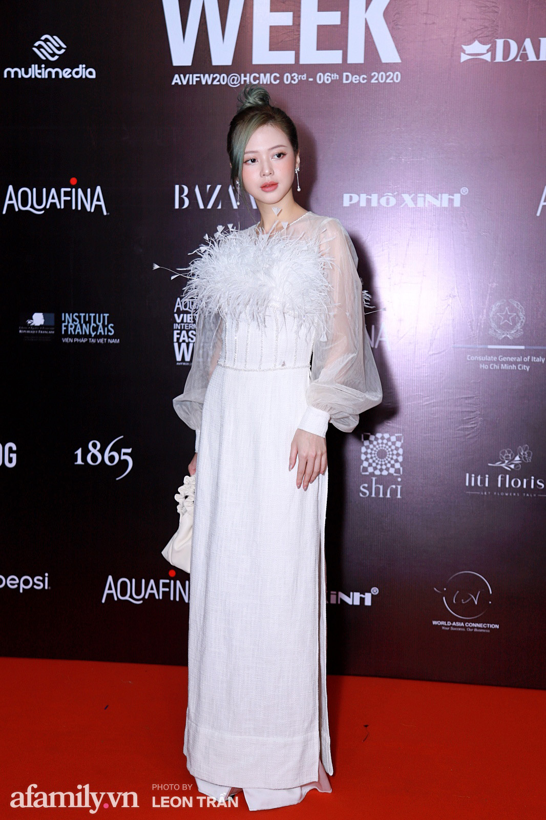 Thảm đỏ Aquafina Vietnam International Fashion Week 2020 ngày 3: Nhã Phương trẻ xinh trong bộ ren trắng, Diệu Nhi nhìn khác lạ trong bộ áo dài cách tân - Ảnh 6. Thảm đỏ Aquafina Vietnam International Fashion Week 2020 ngày 3: Nhã Phương trẻ xinh trong bộ ren trắng, Diệu Nhi nhìn khác lạ trong bộ áo dài cách tân - Ảnh 6.