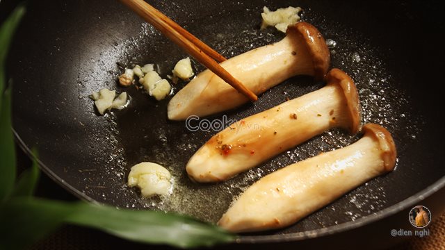 Mách chị em cách chế biến một loại nấm: Buồn miệng thì có thể ăn vặt, đói bụng thì ăn cùng với cơm, kiểu gì cũng ngon "bá cháy"! - Ảnh 4.