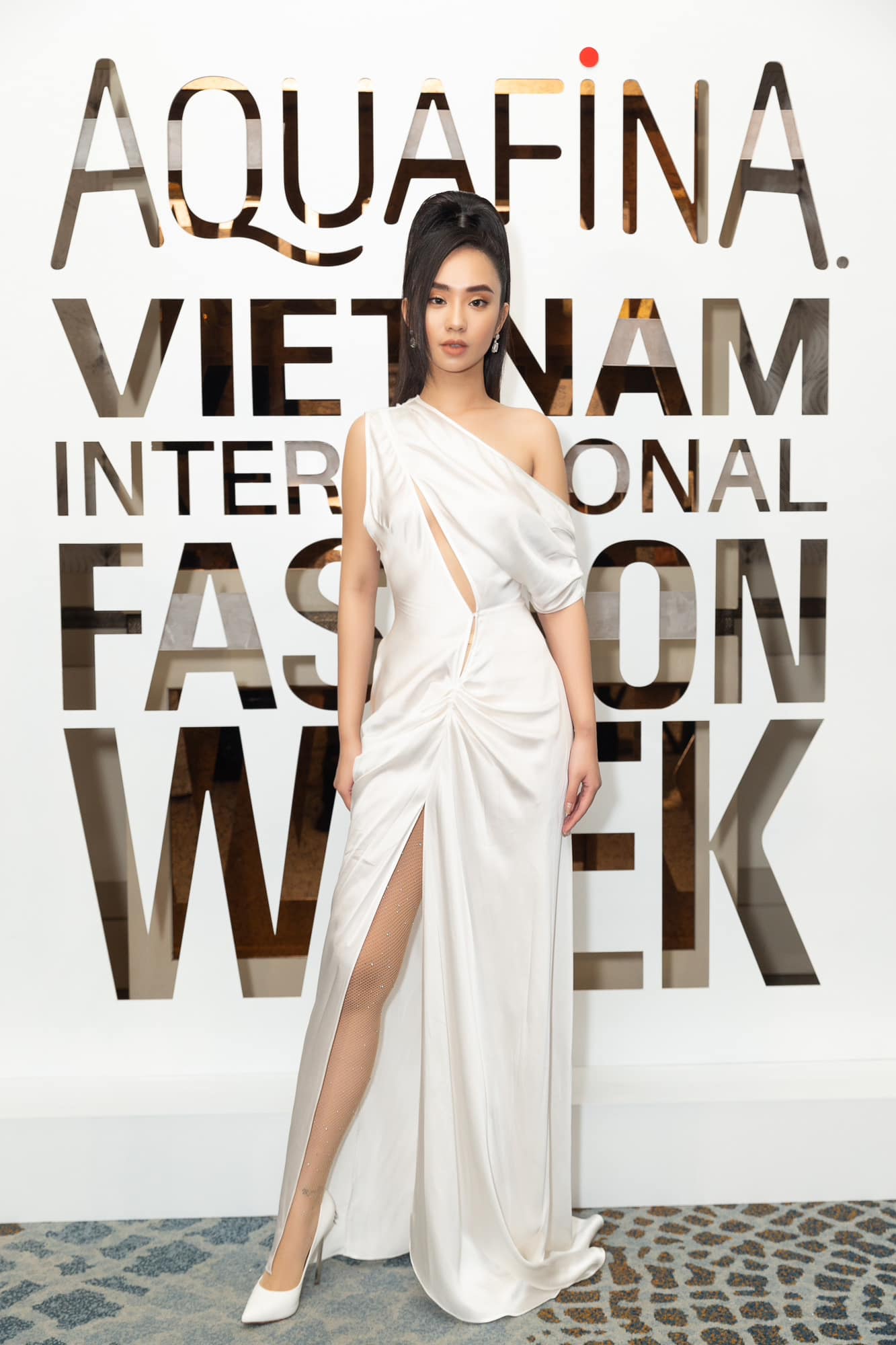 Nàng Hậu "lộ ngực" ngay trên sàn diễn thời trang chính thức lên tiếng về sự cố lộ hàng đi vào lịch sử - Ảnh 2. Nàng Hậu "lộ ngực" ngay trên sàn diễn thời trang chính thức lên tiếng về sự cố lộ hàng đi vào lịch sử - Ảnh 2.