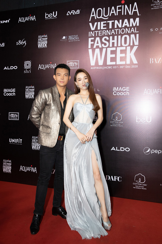 15 bộ cánh chiêu trò nhất thảm đỏ Aquafina Vietnam International Fashion Week 2020: Sexy táo bạo vẫn chưa là gì với những pha "chặt chém" ác liệt dưới đây - Ảnh 10. 15 bộ cánh chiêu trò nhất thảm đỏ Aquafina Vietnam International Fashion Week 2020: Sexy táo bạo vẫn chưa là gì với những pha "chặt chém" ác liệt dưới đây - Ảnh 10.