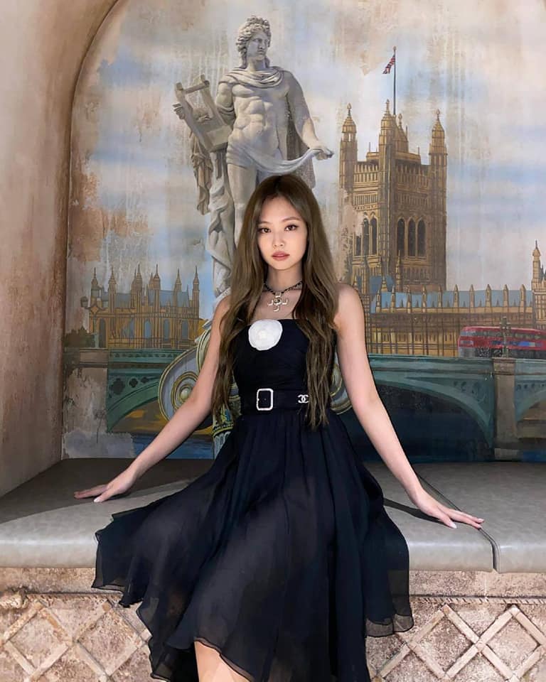 Công chúa YG như Jennie Thảnh thơi đi chơi cũng diện nguyên cây hàng hiệu  với giá trị khủng gây choáng