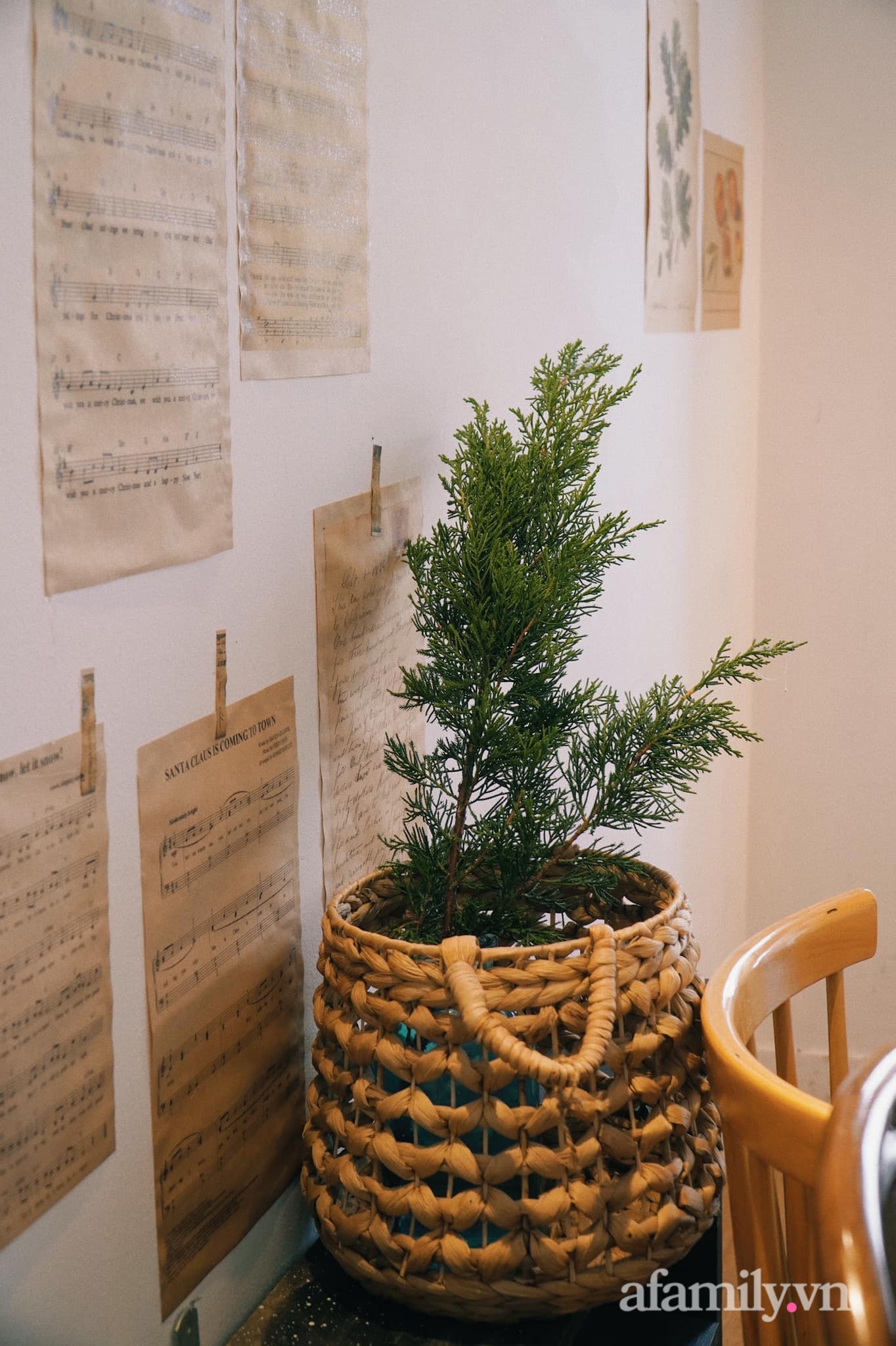 Căn nhà phố Hà Nội dịu dàng hương Giáng sinh nhờ decor bằng nguyên liệu sẵn có trong bếp - Ảnh 21.