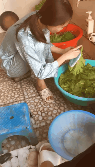 Thấy vợ sắp cưới dùng chiếc bàn chải to đùng để rửa rau, anh chồng sợ hãi muốn đổi ý và những lời bình cực "lầy" của dân mạng - Ảnh 2. Thấy vợ sắp cưới dùng chiếc bàn chải to đùng để rửa rau, anh chồng sợ hãi muốn đổi ý và những lời bình cực "lầy" của dân mạng - Ảnh 2.