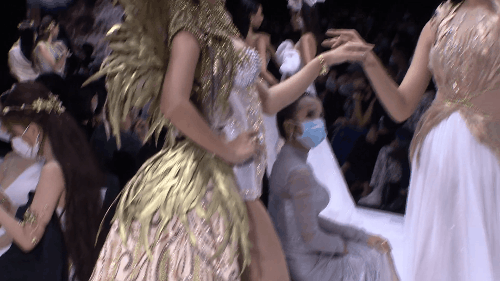 So trình catwalk của 3 nàng Tân Hoa hậu tại show thời trang: Đỗ Hà sở hữu đôi chân dài nhất liệu có phải là lợi thế? - Ảnh 3.