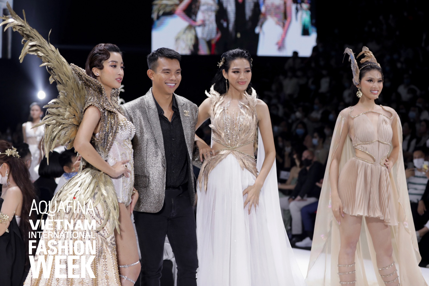 Cả dàn mỹ nhân Vbiz hóa thân thành "nữ hoàng Hi Lạp" trong show diễn của NTK Đỗ Long: "Căng nhất" là HH Đỗ Mỹ Linh với bộ cánh nặng tới 40kg - Ảnh 2. Cả dàn mỹ nhân Vbiz hóa thân thành "nữ hoàng Hi Lạp" trong show diễn của NTK Đỗ Long: "Căng nhất" là HH Đỗ Mỹ Linh với bộ cánh nặng tới 40kg - Ảnh 2.