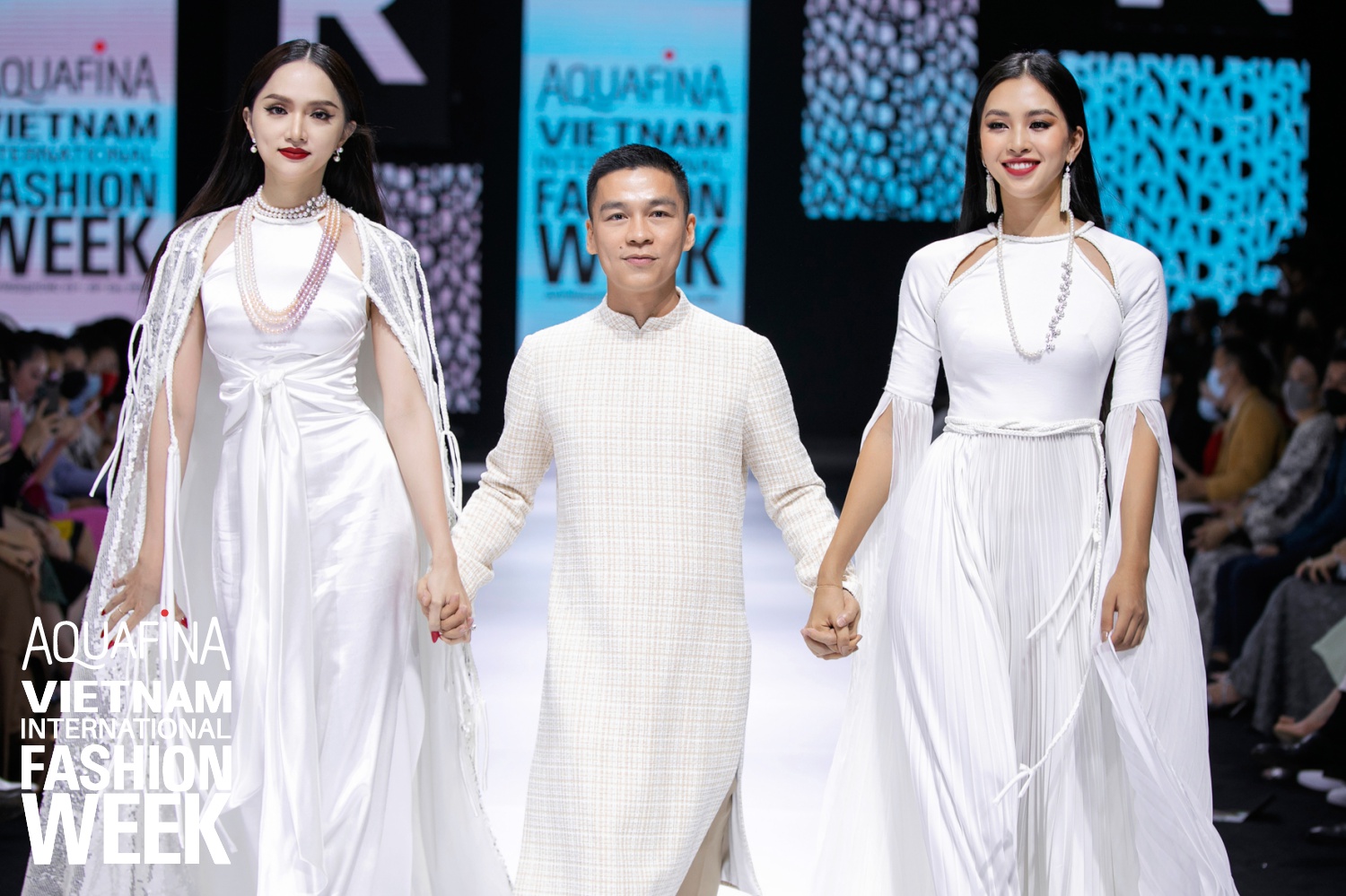Cả dàn mỹ nhân Vbiz hóa thân thành "nữ hoàng Hi Lạp" trong show diễn của NTK Đỗ Long: "Căng nhất" là HH Đỗ Mỹ Linh với bộ cánh nặng tới 40kg - Ảnh 12. Cả dàn mỹ nhân Vbiz hóa thân thành "nữ hoàng Hi Lạp" trong show diễn của NTK Đỗ Long: "Căng nhất" là HH Đỗ Mỹ Linh với bộ cánh nặng tới 40kg - Ảnh 12.
