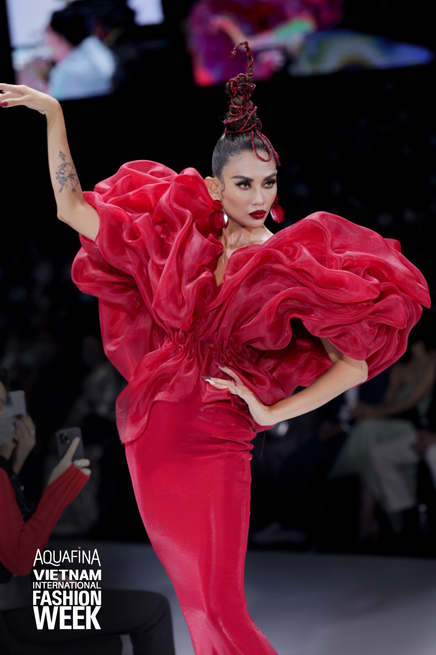 DRESS UP - Hương Giang làm vedette - timdamdep.com 6 batchco the hien tai nang catwalk nhu mot vu cong chuyen nghiep khien ca san khau khong ngot nhung tran phao tay tan thuong 1607325661554968240797