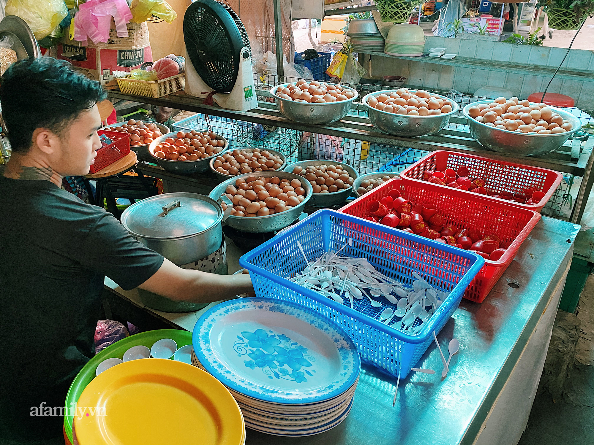 Cô Tiên - "giai thoại" chưa ai phá vỡ trong món trứng gà luộc tại Vũng Tàu, từ một quán nhỏ ven đường sau gần 10 năm đã đông đến mức phải mời khách tự phục vụ! - Ảnh 8.