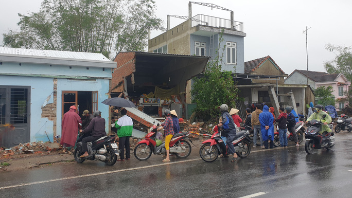 Kinh hoàng xe container càn quét 7 nhà dân bên Quốc lộ 1, nhiều người thoát chết - Ảnh 4.