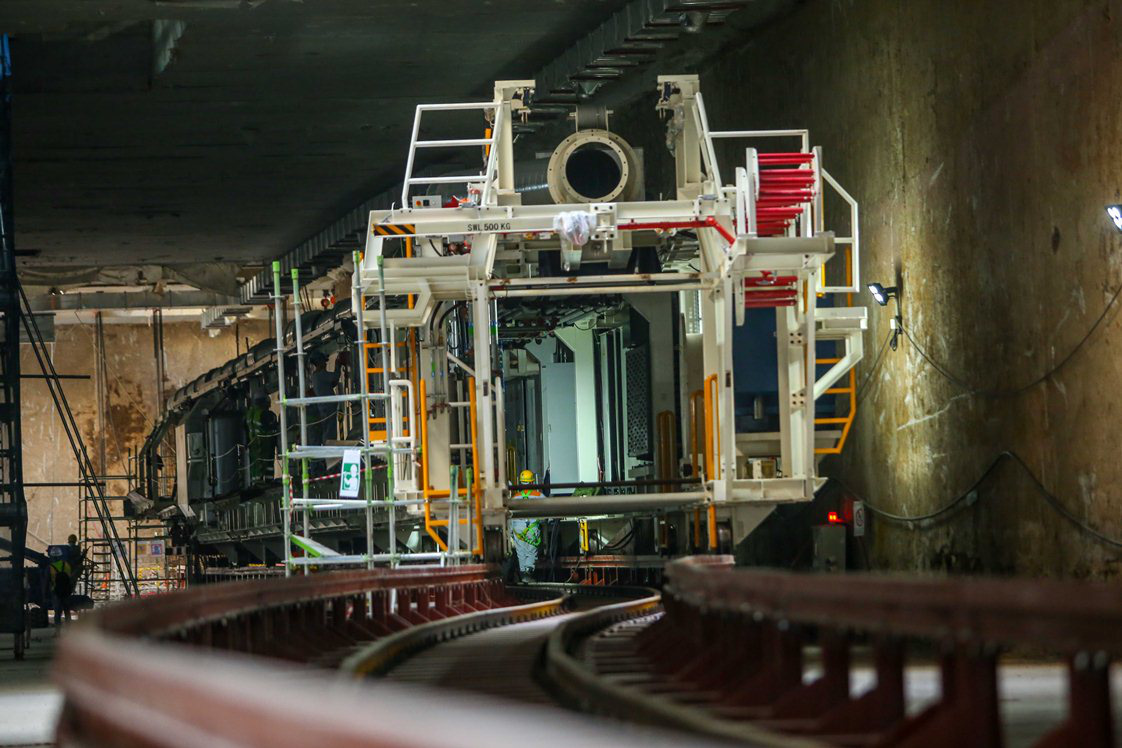 Cận cảnh lắp ráp robot đào hầm tuyến đường sắt đô thị Nhổn - ga Hà Nội - Ảnh 1.