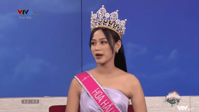 Xuất hiện trên sóng truyền hình, HH Đỗ Thị Hà đi vào "vết xe đổ" của rất nhiều người đẹp Vbiz: Lộ vòng 2 cùng phần mỡ thừa kém thon gọn khi diễn đầm lụa bóng - Ảnh 6. Xuất hiện trên sóng truyền hình, HH Đỗ Thị Hà đi vào "vết xe đổ" của rất nhiều người đẹp Vbiz: Lộ vòng 2 cùng phần mỡ thừa kém thon gọn khi diễn đầm lụa bóng - Ảnh 6.