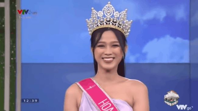Xuất hiện trên sóng truyền hình, HH Đỗ Thị Hà đi vào "vết xe đổ" của rất nhiều người đẹp Vbiz: Lộ vòng 2 cùng phần mỡ thừa kém thon gọn khi diễn đầm lụa bóng - Ảnh 7. Xuất hiện trên sóng truyền hình, HH Đỗ Thị Hà đi vào "vết xe đổ" của rất nhiều người đẹp Vbiz: Lộ vòng 2 cùng phần mỡ thừa kém thon gọn khi diễn đầm lụa bóng - Ảnh 7.