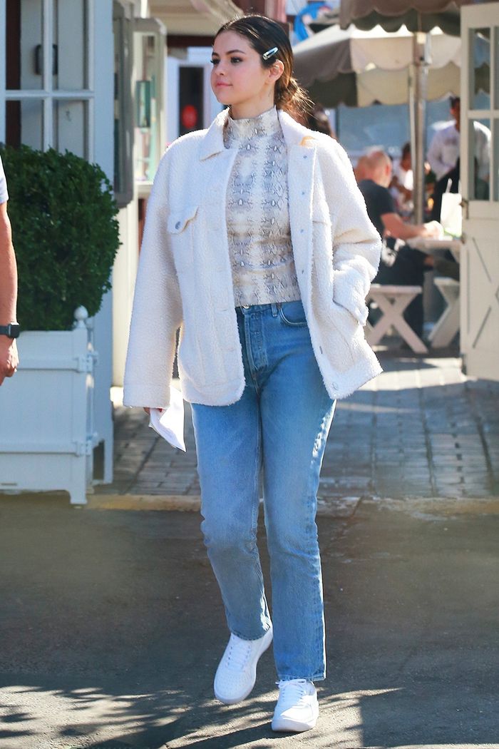 Selena Gomez diện quần jeans theo 11 cách xịn đẹp nức nở và tôn dáng hết cỡ, chị em nên học theo ngay khỏi nghĩ - Ảnh 4. Selena Gomez diện quần jeans theo 11 cách xịn đẹp nức nở và tôn dáng hết cỡ, chị em nên học theo ngay khỏi nghĩ - Ảnh 4.