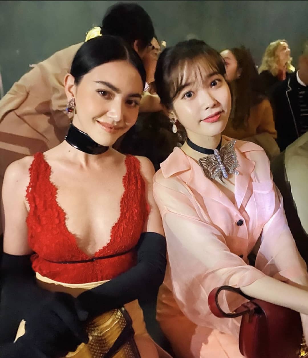 Hai thái cực trái ngược nhau tại show Gucci: Davikah sexy tột cùng, IU lại mất điểm vì bộ đầm nhăn nhúm kém sang - Ảnh 4.