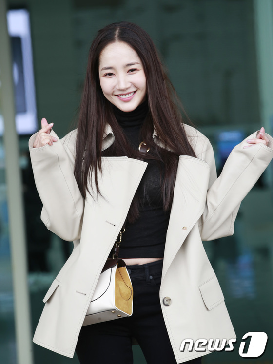 Park Min Young xuất hiện đơn giản mà đẳng cấp tại sân bay: Mặt đẹp, body "xịn" nhưng sao lại có chút mỡ bụng lòi ra thế này - Ảnh 9. Park Min Young xuất hiện đơn giản mà đẳng cấp tại sân bay: Mặt đẹp, body "xịn" nhưng sao lại có chút mỡ bụng lòi ra thế này - Ảnh 9.
