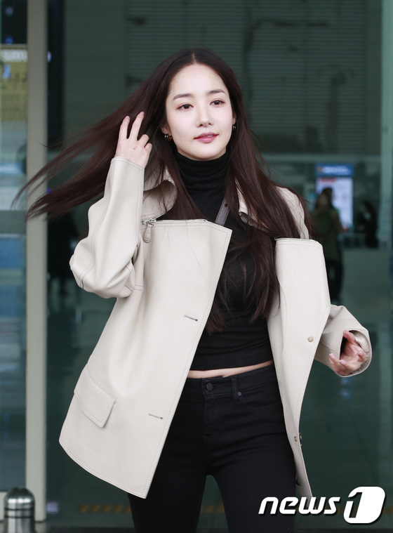 Park Min Young xuất hiện đơn giản mà đẳng cấp tại sân bay: Mặt đẹp, body "xịn" nhưng sao lại có chút mỡ bụng lòi ra thế này - Ảnh 6. Park Min Young xuất hiện đơn giản mà đẳng cấp tại sân bay: Mặt đẹp, body "xịn" nhưng sao lại có chút mỡ bụng lòi ra thế này - Ảnh 6.