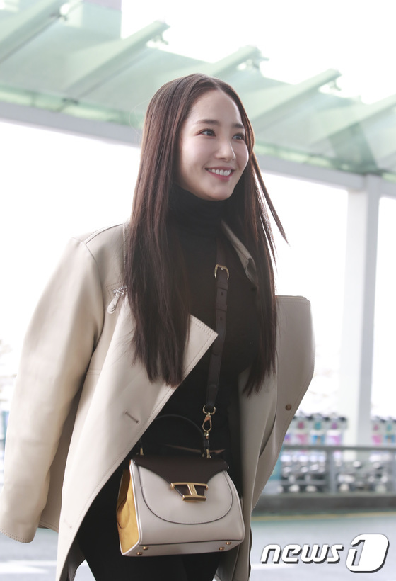 Park Min Young xuất hiện đơn giản mà đẳng cấp tại sân bay: Mặt đẹp, body "xịn" nhưng sao lại có chút mỡ bụng lòi ra thế này - Ảnh 8. Park Min Young xuất hiện đơn giản mà đẳng cấp tại sân bay: Mặt đẹp, body "xịn" nhưng sao lại có chút mỡ bụng lòi ra thế này - Ảnh 8.