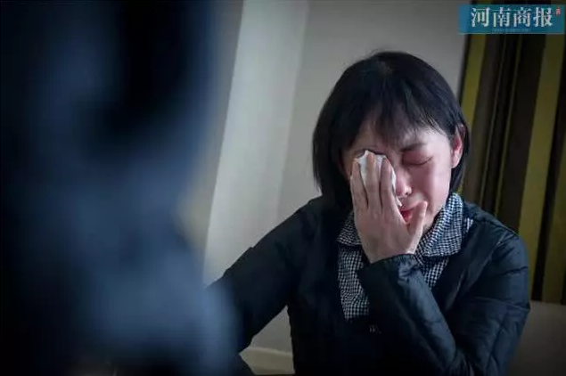Đang công tác ở Vũ Hán, nữ bác sĩ bất ngờ nhận tin bố mất ở quê nhà, bất lực quỳ gối xin lỗi trước màn hình điện thoại: &quot;Con gái bất hiếu&quot; - Ảnh 2.