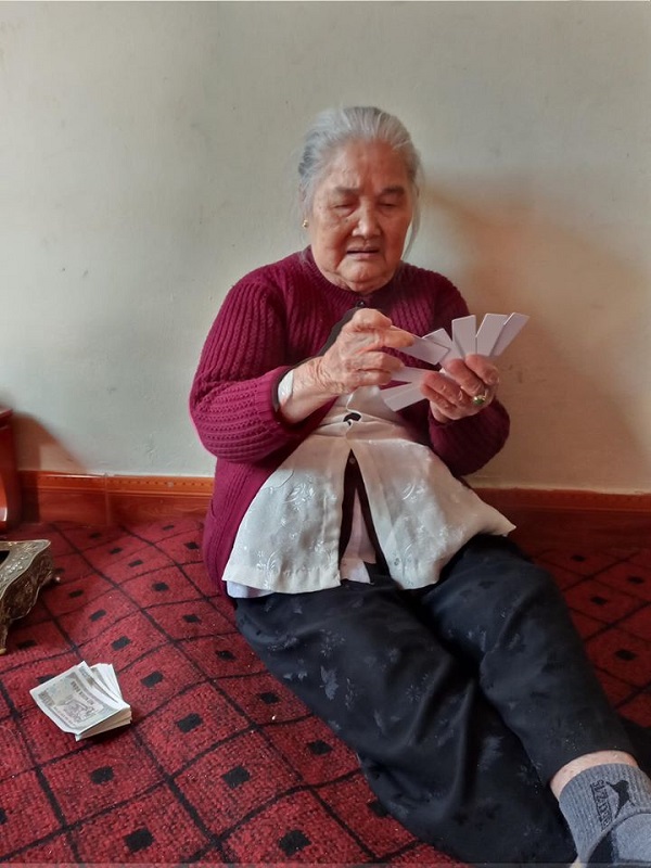 Cụ bà 90 tuổi ngồi đánh bài tam cúc cực ngầu, 