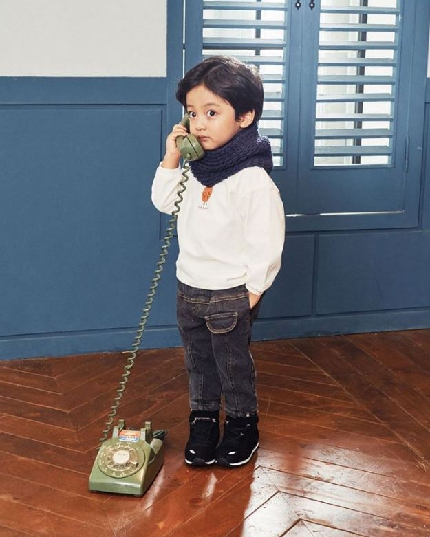 Con gái của Kim Tae Hee trong phim thế sóng &quot;Crash Landing On You&quot; là một bé trai đóng, có vẻ ngoài đáng yêu thế này - Ảnh 8.