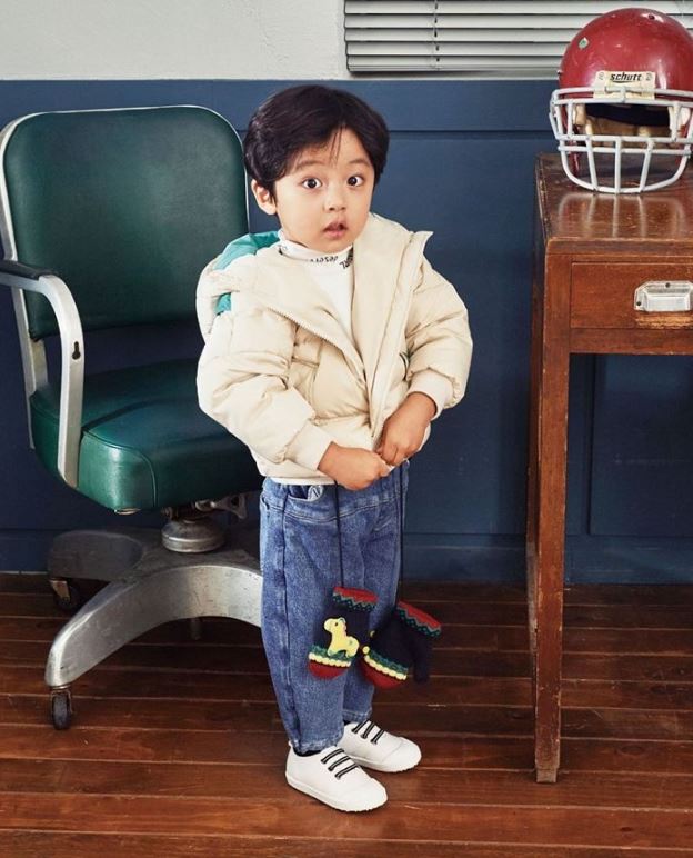 Con gái của Kim Tae Hee trong phim thế sóng &quot;Crash Landing On You&quot; là một bé trai đóng, có vẻ ngoài đáng yêu thế này - Ảnh 9.